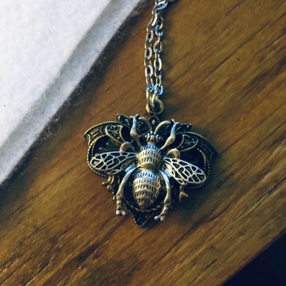 🔴 Beautiful Bee Necklace Stunning Silver Wings